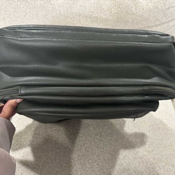 BÉIS The Travel Backpack in Evergreen EUC - Picture 6 of 7